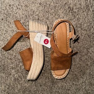 Universal threads wedges NWT size 6.5